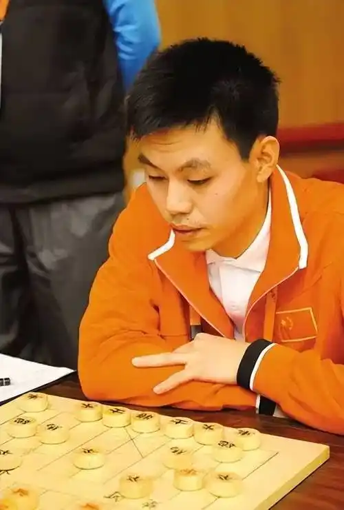 象棋特级大师许银川的照片